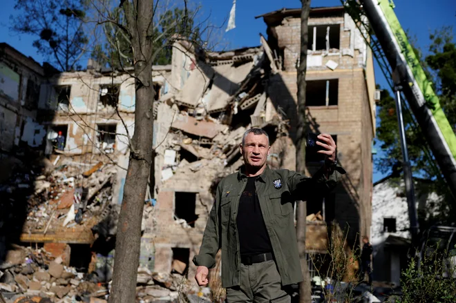 V stanovanjskem območju Ševčenkivski je bilo zaradi uničenja celotnega dela stanovanjske stavbe ubitih najmanj sedem ljudi. FOTO: Reuters
