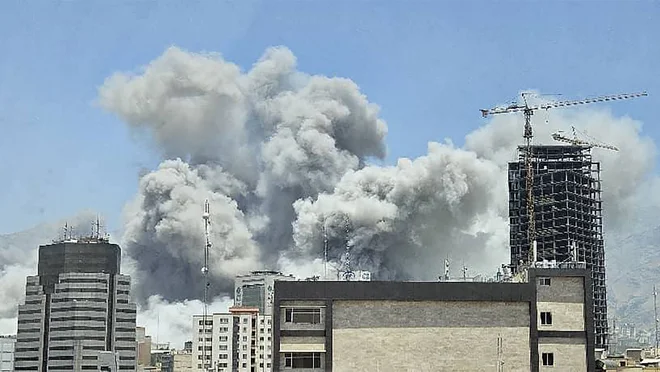 Po izraelskih napadih se je nad Teheranom dvignil velik oblak pepela. FOTO: AFP
