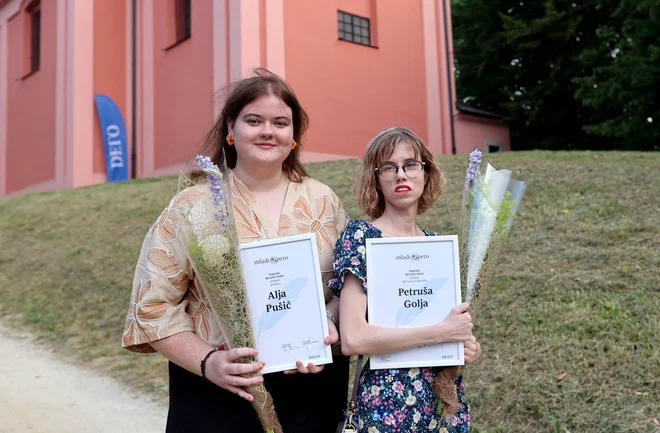 Nagrado mlado pero in z njo denarno nagrado v vrednosti tisoč evrov je prejela Alja Pušič (levo), v naboru osmih kritikov pa je slavila literarna kritičarka Petruša Golja. FOTO: Blaž Samec/Delo