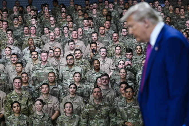 Ameriški predsednik Donald Trump med srečanjem z ameriškimi vojaki v bazi Al Udeid, ki jo je obiskal prejšnji mesec v okviru turneje po regiji. FOTO: Brendan Smialowski/Afp