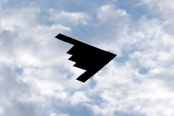 Nevidni bombniki B-2, tokrat na arhivski fotografiji, so na iranska oporišča odvrgli trinajsttonske bombe. Foto: Jose Luis Magana/Afp