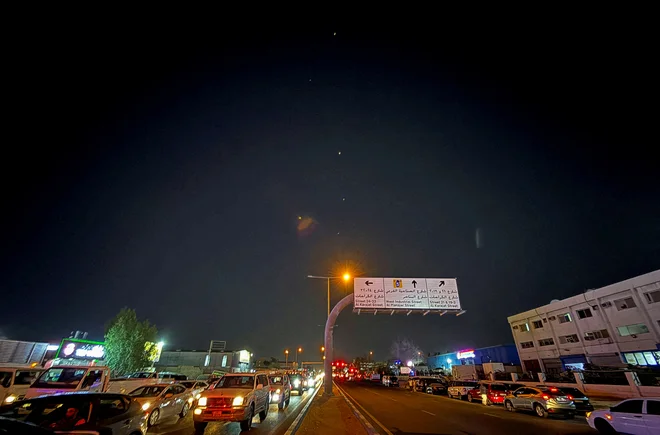 Izstrelitev raket za prestrezanje iranskega izstrelka, kot je bilo vidno iz Dohe v Katarju. FOTO: Reuters