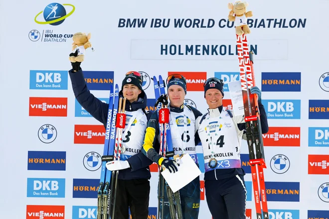 Sebastian Samuelsson (na sredini) se je marca letos veselil tudi zmage na znamenitem Holmenkollnu. FOTO: Thomas Andersen/Reuters
