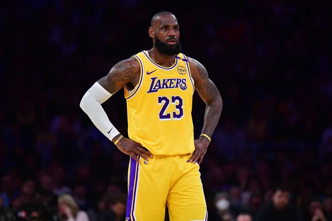 LeBron James si je poškodoval koleno v prvem krogu končnice lige NBA proti Minnesoti Timberwolves FOTO: Gary A. Vasquez/Imagn Images Via Reuters Connect