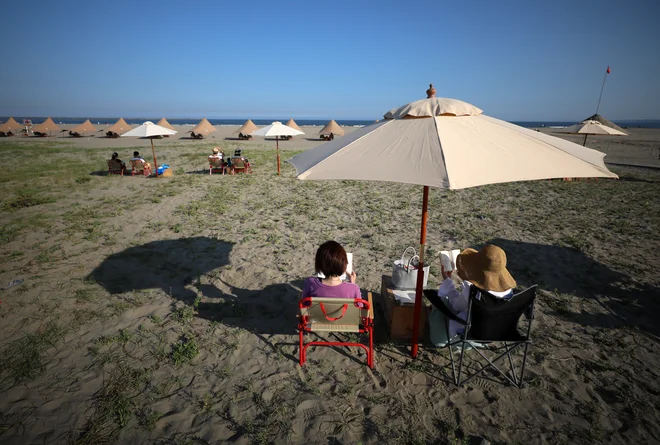Ker bomo v prihodnjih mesecih številni pobegnili na to ali ono obalo, se tja splača vzeti sveže ponatisnjeno biblijo Mediterana Mediteranski brevir Predraga Matvejevića. FOTO: Kunihiko Miura/the Yomiuri Shi