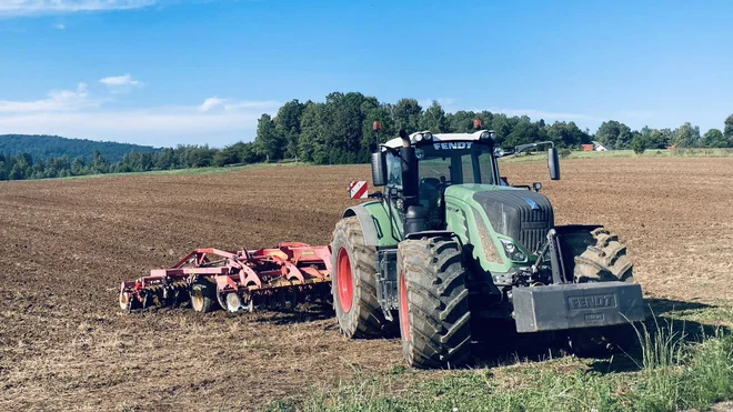Sami pridelujejo tudi krmo za živali, saj obdelujejo več kot 1650 hektarov kmetijskih zemljišč. FOTO: Farme Ihan