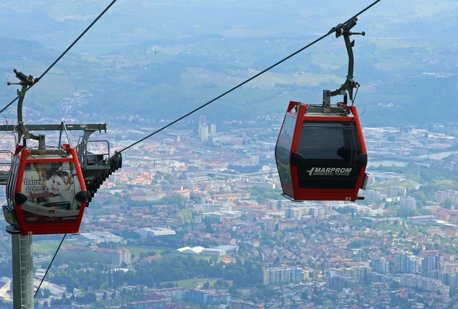 Ujeti v gondoli brez možnosti izhoda. Slika je simbolična. FOTO: Tadej Regent/delo