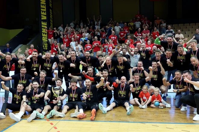 Slovan se je veselil prvega naslova državnega prvaka, toda povabila EHF ni prejel. FOTO: Blaž Samec
