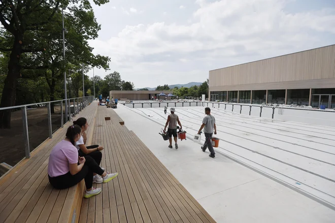 Zunanji olimpijski bazen in bližina Ljubljanice z urejeno brežino bosta  v vročih poletnih dneh pritegnila številne obiskovalce. FOTO: Leon Vidic/Delo