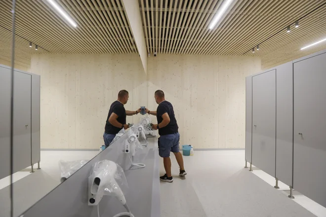 Arhitekturna zasnova celotnega bazenskega kompleksa se odraža tudi pri uporabi naravnih materialov. FOTO: Leon Vidic/Delo
