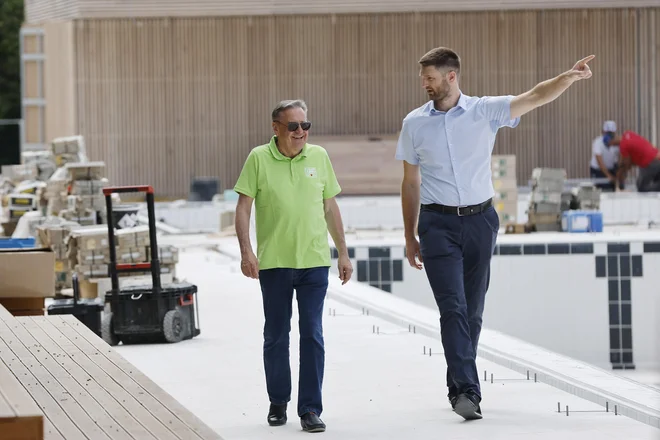 Župan Zoran Janković pričakuje, da bodo lahko prvi obiskovalci v novem športno - rekreativnem kompleksu ob Ljubljanici zaplavali že prihodnji mesec. FOTO: Leon Vidic/Delo