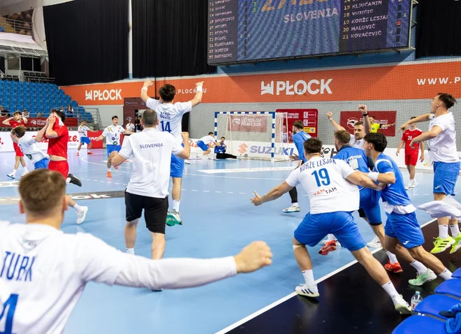 Slovenci so se veselili nove zmage. FOTO: RZS