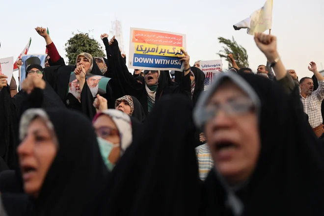 Današnji shod v podporo iranskim oboroženim silam v Teheranu po Trumpovi razglasitvi premirja. FOTO: Majid Asgaripour via Reuters