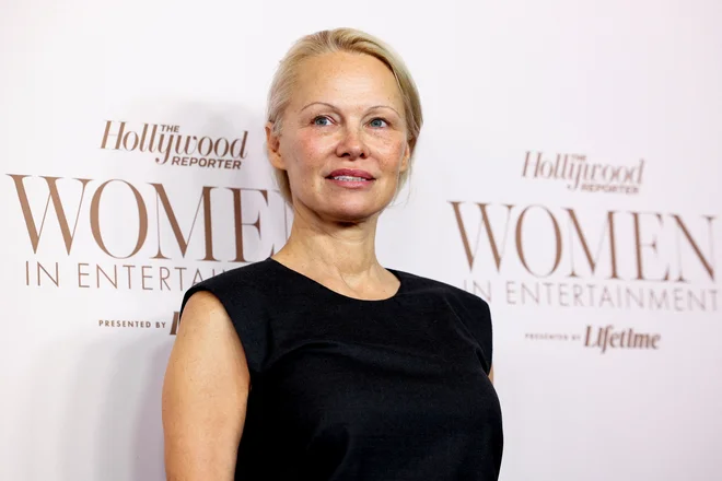 V zadnjih letih Pamela Anderson vzbuja veliko pozornosti s tem, da se v javnosti pojavlja z naravno podobo, celo brez ličil. FOTO: Mario Anzuoni/Reuters