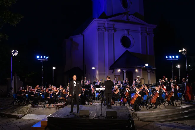 Na praznični noči, posvečeni operi, sta nastopila tenorist Žiga Lakner in Simfonični orkester Cantabile. FOTO: Citrus