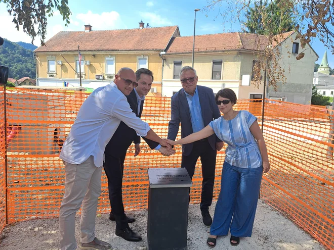 Ob začetku gradnje novega mostu čez Voglajno so položili kamen, skupno v Celju izvajajo pet protipoplavnih ukrepov v vrednosti 25 milijonov evorv. FOTO: Špela Kuralt/Delo