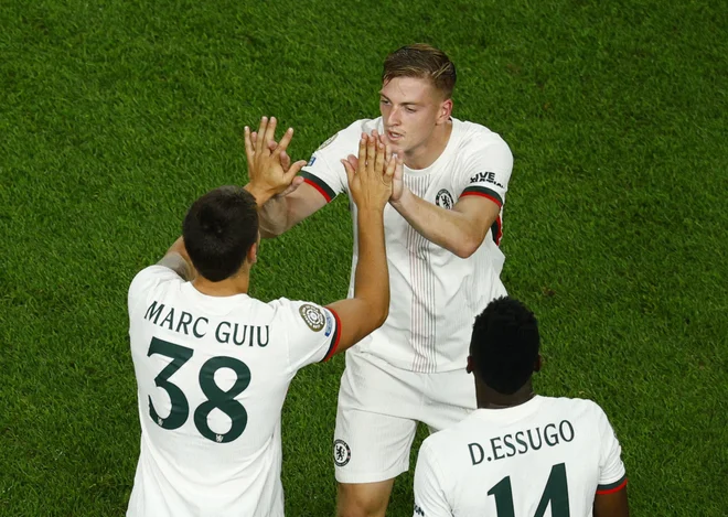 Liam Delap slavi svoj prvi zadetek v modrem dresu na pomembni tekmi proti Espérancu. FOTO:Susana Vera/Reuters