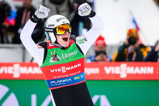 Domen Prevc po rekordnemu poletu, ki je odprl vrata sanjam o še večji letalnici. FOTO: Jure Makovec/AFP