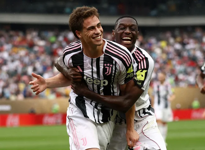 Kenan Yildiz in Randal Kolo Muani sodita med glavne adute Juventusa. FOTO: Lee Smith/Reuters