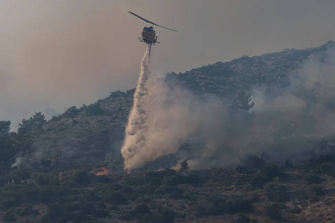 Na otoku, ki leži blizu obale Turčije, so sicer požgana velika območja. FOTO: Kostas Anagnostou/Reuters