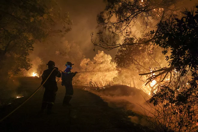 Po besedah regionalnega guvernerja je zgorelo 6200 hektarjev, kar je približno sedem odstotkov celotne površine otoka. FOTO: Konstantinos Anagnostou/Reuters
