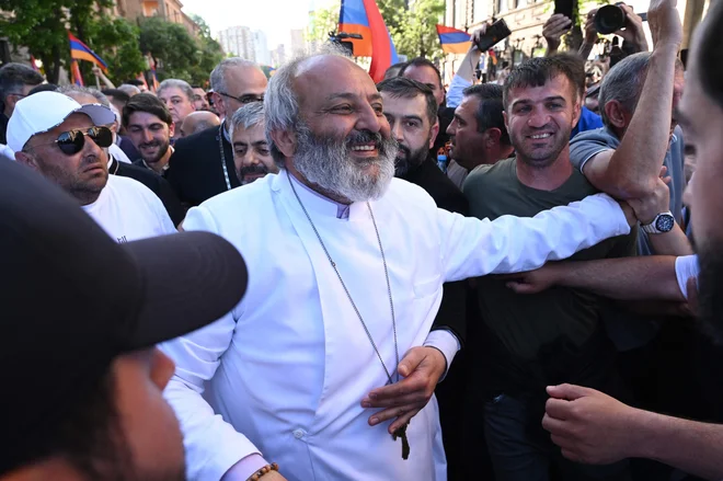 Po poročanju armenskih medijev so policisti danes zjutraj aretirali vplivnega nadškofa province Tavuš, Bagrata Galstanjana, ob njem pa še druge duhovnike in opozicijske politike. FOTO: Karen Minasyan/AFP
