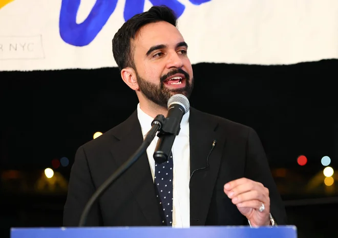 Čeprav so ankete kazale, da bo demokratsko nominacijo osvojil veteran Cuomo, je večina glasovala za mladega Zohrana Mamdanija. FOTO: Michael M. Santiago/ Afp