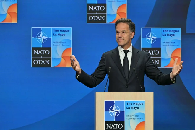 »Zaveznice so skupaj položile temelje za močnejši, pravičnejši in smrtonosnejši Nato,« je dejal generalni sekretar Nata Mark Rutte. FOTO: Nicolas Tucat/AFP