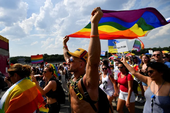 Na Madžarskem so v času vladavine premierja Orbána sprejeli vrsto zakonov, ki omejujejo pravice pripadnikov skupnosti LGBTIQ+ v imenu zaščite otrok. FOTO: Marton Monus/Reuters