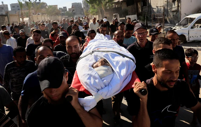 Skupno je bilo v zadnjih 24 urah v Gazi ubitih več kot 90 ljudi. FOTO: Hatem Khaled/Reuters