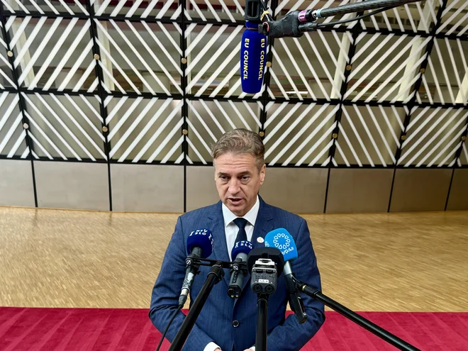 »Danes enostavno še ne morejo imeti vseh informacij, zato razumem njihovo skrb,« je glede seznanjenosti koalicijskih partneric dejal premier Robert Golob. FOTO: Peter Žerjavič