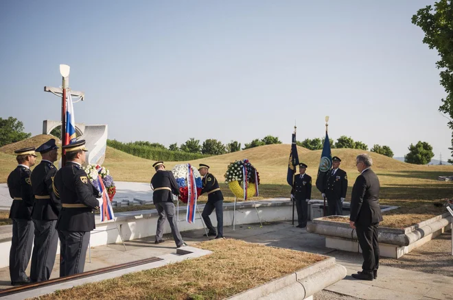 Predstavniki ministrstva za notranje zadeve, Policije in združenja Sever so ob današnjem dnevu policije že včeraj položili vence pri pomniku padlim v vojni za Slovenijo na Novih Žalah. Foto Boštjan Podlogar/STA
