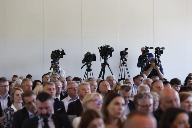 Osnovna merila za pomoč določa že zakon, med njimi so tudi transparentnost podatkov o lastništvu, razkritje nasprotja interesov ter državnega oglaševanja, kar so v Gibanju Svoboda pet pred dvanajsto poskušali zmehčati, podrobnosti pa naj bi bile določene pozneje z razpisom ... FOTO: Leon Vidic/Delo