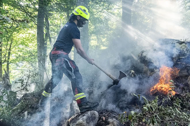 Tolminski gasilci prekopavajo tla požara in iščejo gorišča. FOTO: PGD Tolmin/Facebook