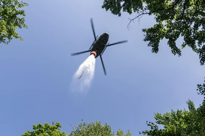 Požar gasijo tudi z vojaškim helikopterjem. FOTO: PGD Tolmin/Facebook