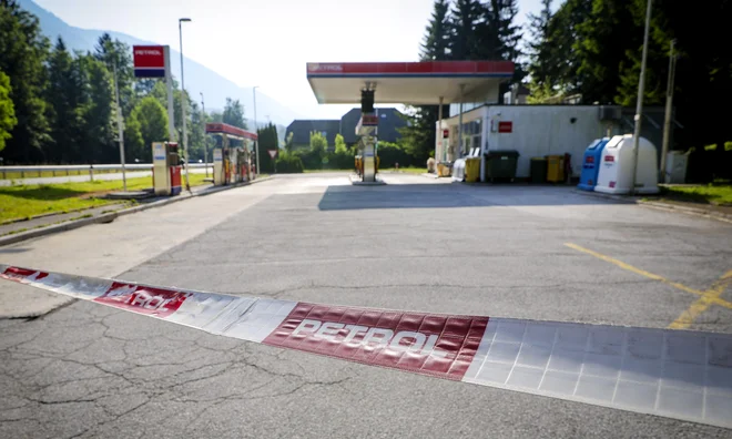 Med bencinskimi servisi, ki jih je Petrol zaprt ta teden, je tudi poslovalnica v Podkorenu. Foto Jože Suhadolnik