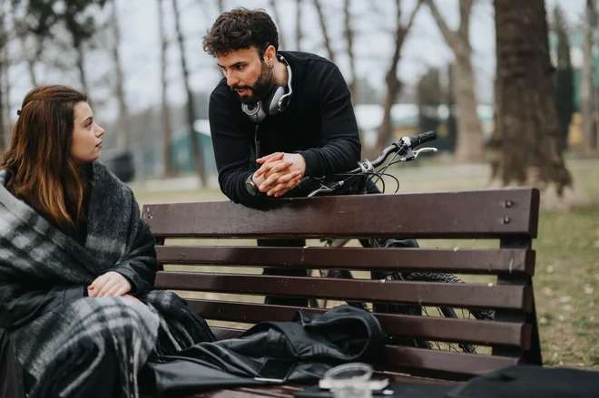 Tudi zato se Slovenci na barkah in tudi zunaj njih pogovarjamo precej oprezno, pa ne zaradi narave našega jezika, ampak zaradi čudne nacionalne strasti, da želimo previdno, a vztrajno in vedno globlje drezati v sogovornika. FOTO: Gorgev/Shutterstock