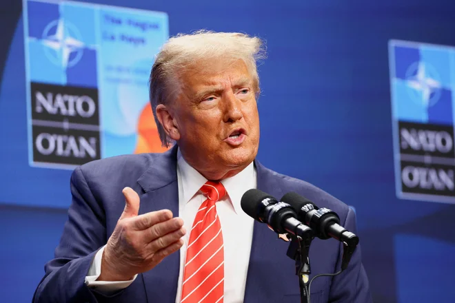 Paradoks: medtem ko se Trump na mednarodnem odru kaže kot nekakšen mirovnik, doma kuje vojne načrte. FOTO: Piroschka Van De Wouw/Reuters