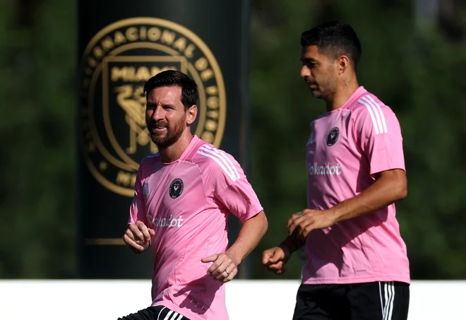 Lionel Messi in njegov dolgoletni prijatelj Luis Suarez v majici Interja iz Miamija. FOTO: Hannah Mckay/Reuters