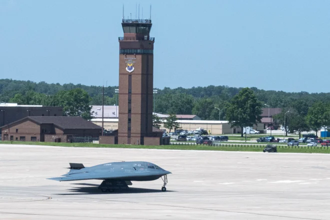 Bombniki B-2 so nad iranska jedrska oporišča odvrgnili 13-tonske bombe. FOTO: Ameriške zračne sile/Reuters