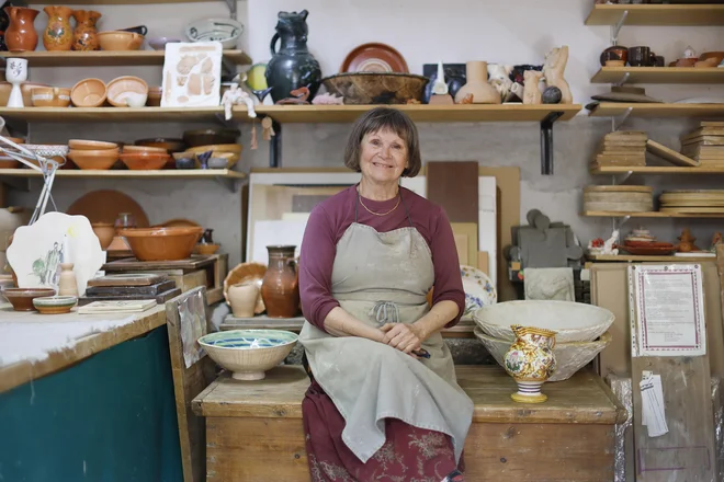 Tatjana Hlačer celo bolj kot majoliko ceni sklede, narejene iz rdeče gline, značilne za slovensko tradicionalno lončarstvo. Majolike, navaja, so sprva res oblikovali na vretenu, pozneje pa so jih v keramični industriji vlivali v kalupe, a ohranila se je ročna poslikava. FOTO: Leon Vidic