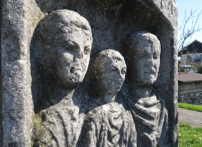 Žal v zadnjih letih o rimski nekropoli v Šempetru beremo žalostne novice, saj država nikakor ne zna zagotoviti sredstev za njeno prepotrebno obnovo. FOTO: Dejan Javornik