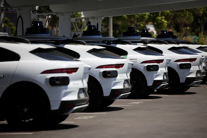 FILE PHOTO: Waymo driverless vehicles charge at a Waymo charging station in Santa Monica, California, U.S., May 30, 2025. REUTERS/Daniel Cole/File Photo Foto Daniel Cole Reuters