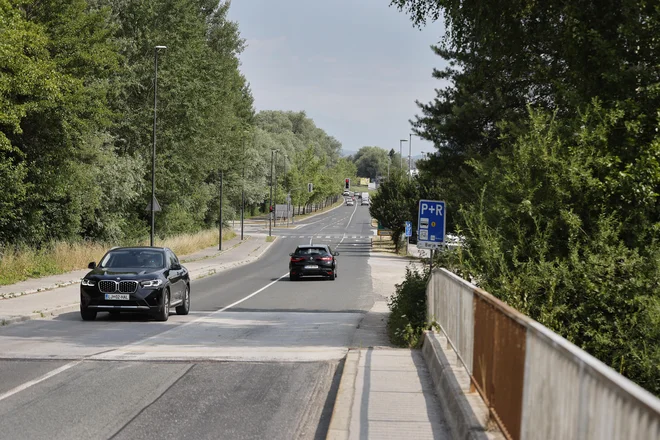 Dvopasovna Barjanska cesta naj bi leta 2027 postala štiripasovnica z zarisanimi rumenimi pasovi za javni potniški promet. FOTO: Leon Vidic/Delo