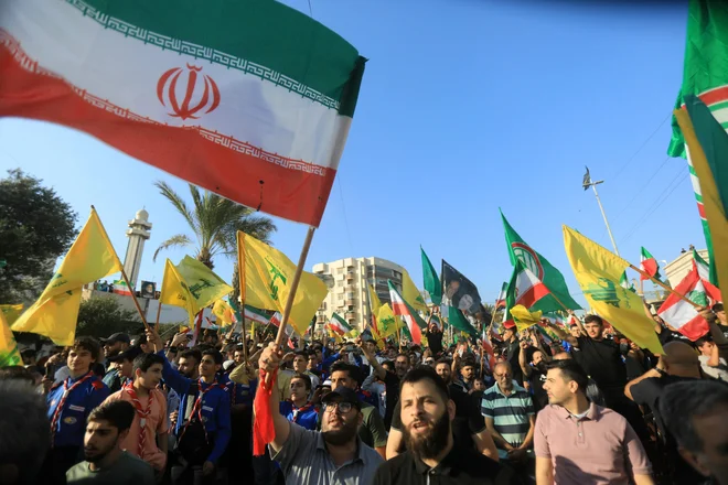 Podporniki Hezbolaha pred iransko ambasado v Bejrutu. FOTO: Haitham Moussawi/AFP