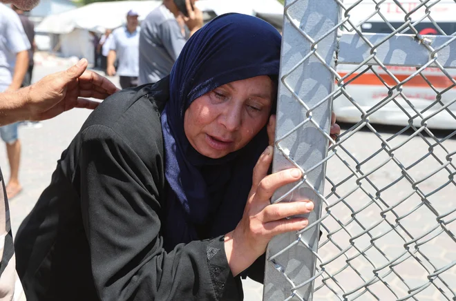 V zadnjih štirih tednih je bilo, medtem ko so čakali na humanitarno pomoč, ubitih kar 549 Palestincev, še dobrih 4000 je bilo ranjenih. FOTO: Ramadan Abed/Reuters