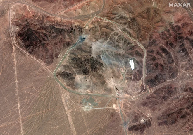 Iran medtem ostaja zadržan, uradno zanika načrtovane pogovore in z novim zakonom prekinja sodelovanje z mednarodno jedrsko agencijo IAEA, kar dodatno zapleta prizadevanja za nadzor njegovega programa. FOTO: Maxar Technologies/Reuters