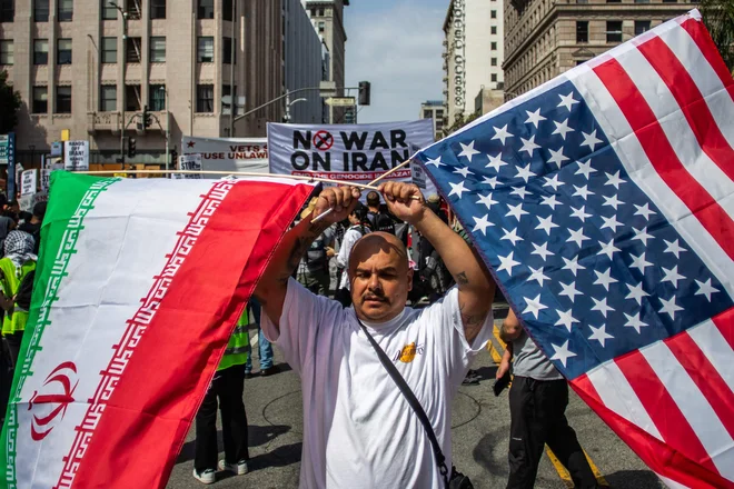 Po navedbah več virov televizije CNN v ozadju vseskozi potekajo pogovori med Washingtonom in Teheranom, stikov pa naj strani ne bi prekinili niti med 12-dnevno izraelsko-iransko vojno, v katero se je z napadom na iranske jedrske objekte vključila tudi ameriška vojska. FOTO: AFP
