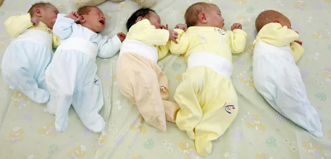 V Sloveniji se je lani rodilo v povprečju 46 otrok na dan (eden manj kot leto prej), pri čemer so precej odstopali konci tedna. FOTO: Tomi Lombar