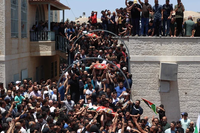 Palestinci so se udeležili pogreba treh ljudi, ki so bili prejšnji dan ubiti v Kafr Maliku na Zahodnem bregu, ki ga je zasedel Izrael. Palestinsko ministrstvo za zdravje je sporočilo, da so bili 25. junija v dveh ločenih incidentih na okupiranem Zahodnem bregu ubiti štirje ljudje, med njimi 15-letni fant, ki so ga ustrelili izraelski vojaki. Foto: Zain Jaafar/Afp